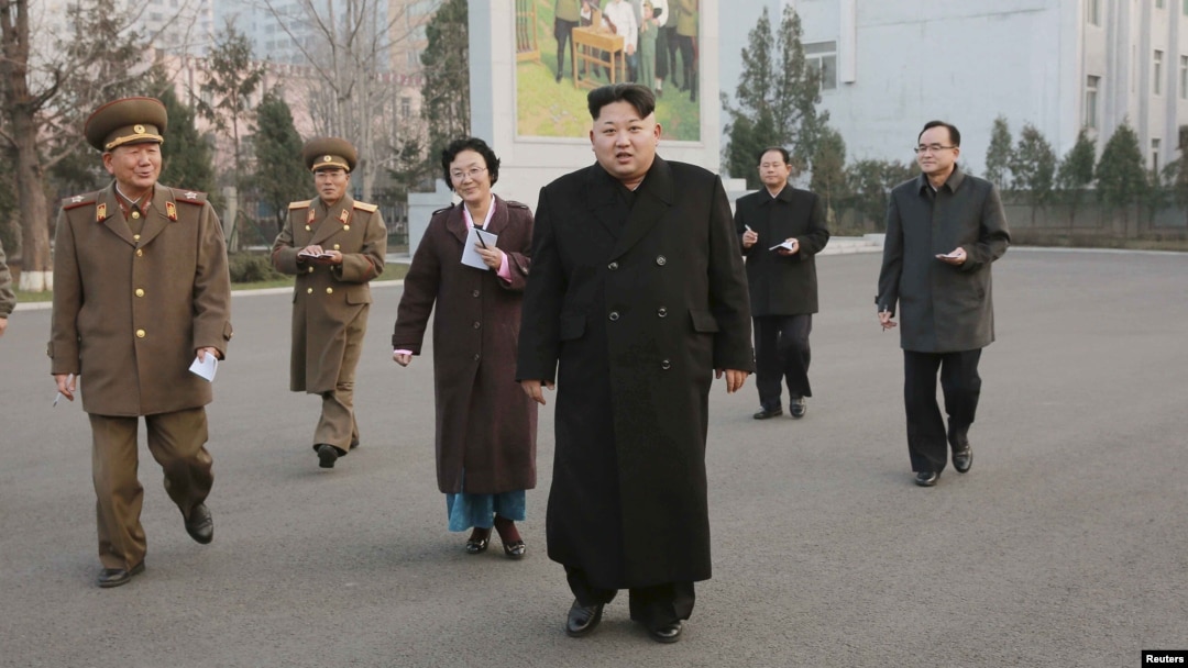 Lãnh tụ Bắc Triều Tiên Kim Jong Un đến thăm một cơ sở quân sự. Ảnh do Thông tấn xã Trung ương Bắc Triều Tiên (KCNA) phát hành ngày 10/12/2015.