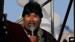 El expresidente Evo Morales se dirige a sus simpatizantes tras marchar hacia La Paz, Bolivia, para protestar contra el mandatario actual Luis Arce, el lunes 23 de septiembre de 2024.
