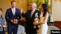 Pangeran Harry dan istrinya, Meghan, Duchess of Sussex, disambut oleh Gubernur Jenderal Australia Peter Cosgrove dan istrinya, Lynne Cosgrove, dalam lawatan ke Sydney, Australia, Selasa, 16 Oktober 2018.