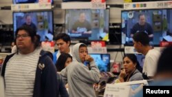 Konsumen AS berbelanja pada "Black Friday" di sebuah toko Target di Culver City, California (foto: dok).