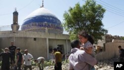 Foto tertanggal 29/7/2013 ini memperlihatkan sebuah masjid di Baghdad sesudah serangan bom mobil. Pada 20/9/2013, ledakan di sebuah masjid di Kota Samarra, di utara Baghdad, menewakan sedikitnya 15 orang. 