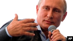ປະທານາທິບໍດີຣັດເຊຍ ທ່ານ Vladimir Putin ສະແດງທ່າທີ ໃນຂະນະທີ່ ກ່າວຄຳປາໄສ ຢູ່ກອງປະຊຸມກ່ຽວກັບ ການອົບຮົມສັ່ງສອນຊາວໜຸ່ມ ຢູ່ຄ້າຍຊາວໜຸ່ມ Seliger ໃນພາກຕາເວັນຕົກສຽງເໜືອ ຂອງມົສກູເມື່ອວັນທີ 29 ສິງຫາ 2014.