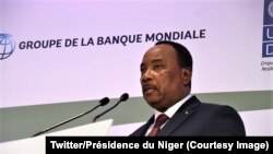 Le président Mahamadou Issofou du Niger à l’ouverture du Forum des investisseurs privés à Paris, France, 14 décembre 2017. (Twitter/Présidence du Niger).