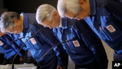 Mantan Presiden Direktur TEPCO Tsunehisa Katsumata (tengah) dan dua wakilnya, Sakae Muto dan Ichiro Takekuro, sebelum memulai konferensi pers di kantor pusat TEPCO di Tokyo, 30 Maret 2011. (Foto: dok). 