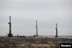 Rig pengeboran beroperasi di area produksi minyak dan gas alam Cekungan Permian di Lea County, New Mexico, AS, 10 Februari 2019. (Foto: Nick Oxford /REUTERS)