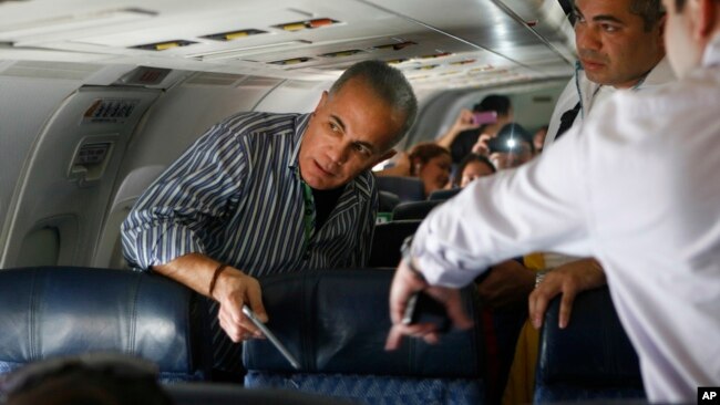 Manuel Rosales, entonces en el exilio, mira por la ventana del avión al aterrizar en el aeropuerto La Chinita, en Maracaibo, antes de ser arrestado por agentes de los cuerpos de inteligencia del gobierno de Nicolás Maduro, el 15 de octubre de 2015.