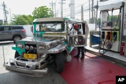 Ronald Sibeyee gastaba 900 pesos (16,83 dólares) de diésel al día en su jeepney en Manila, ahora le cuesta 2.000 (41,40 dólares)-