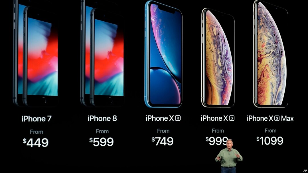 Phil Schiller, Senior Wakil Presiden Marketing Apple, menjelaskan 3 iPhone terbaru Apple: iPhone XS, iPhone XS Max dan iPhone XR di Cupertino, California, Rabu (12/9). 