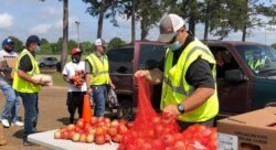 Volunteers with the Mississippi Food Network and the Tyson Foods company load vehicles with onions and other food in Forest, Mississippi. The supplies were distributed to more than 300 families, Apr. 2021. (Courtesy Mississippi Food Network)