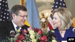 Держсекретар США Гілларі Клінтон і міністр закордонних справ України Костянтин Грищенко