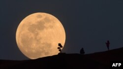 Una persona posa para una fotografía con la súper Luna en Los Angeles.