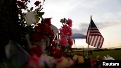 Un mémorial improvisé à la mémoire des victimes tuées vendredi dans une fusillade à Santa Fe High School, au Texas, le 20 mai 2018.