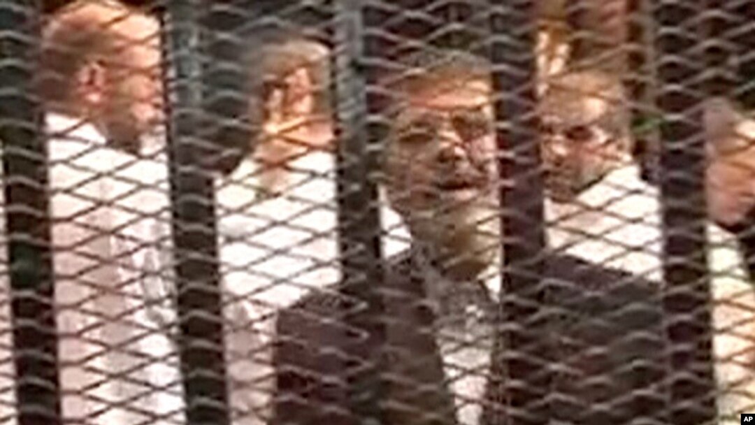 Mantan Presiden Mesir Mohammed Morsi saat hadir dalam sidang dengar keterangan hari Senin (4/11). 