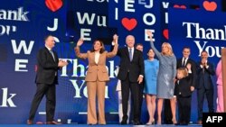 Presiden AS Joe Biden memegang tangan Wakil Presiden Kamala Harris, calon presiden Demokrat 2024, setelah menyampaikan pidato utama di hari pertama Konvensi Nasional Demokrat (DNC) di United Center, Chicago, 19 Agustus 2024. (Foto: Robyn Beck/AFP)