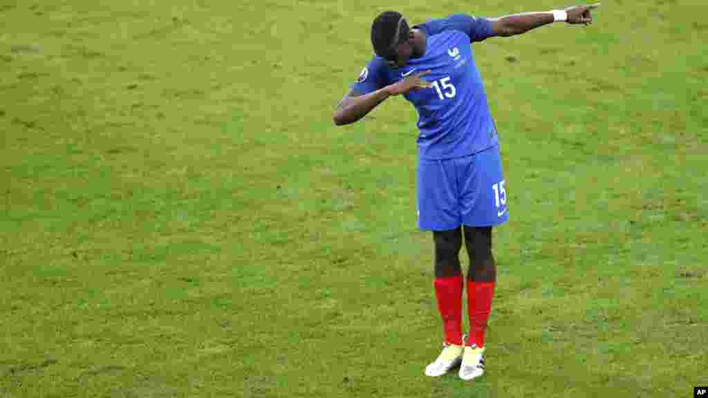 Paul Pogba saute de joie après avoir marqué un but pour la France, face à l&#39;Irlande, le 3 juillet 2016.