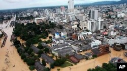 홍수로 물에 잠긴 태국 남부의 핫야이