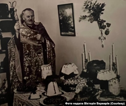 Перший настоятель Свято-Андріївської парафії у Вашингтоні отець Василь Варварів під час освячення пасок.