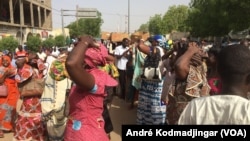 Les femmes syndicalistes devant leur quartier général, N’Djamena, 30 mai 2018. (VOA/André Kodmadjingar)