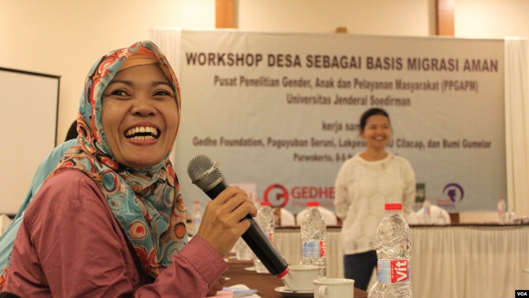Pelatihan perangkat desa Cilacap dan Banyumas di Jawa Tengah untuk pencegahan perdagangan perempuan buruh migran. (Foto: VOA/Nurhadi).