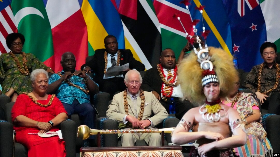 Raja Charles III dan Perdana Menteri Samoa Afioga Fiame Naomi Mata'afa (kiri) menyaksikan tari-tarian dalam upacara pembukaan Pertemuan Kepala Pemerintahan Persemakmuran (CHOGM) di Apia, Samoa, Jumat, 25 Oktober 2024. (Foto: Rick Rycroft/AFP) 