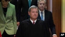 首席大法官約翰羅伯茨上月跌倒而住院一晚。