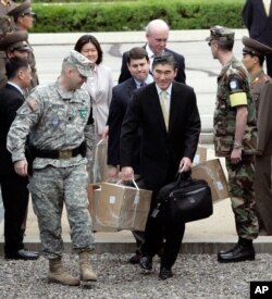 지난 2008년 5월 평양을 방문했던 성 김 당시 미 국무부 한국과장이 북한이 제출한 핵 관련 자료를 갖고 판문점을 통해 한국으로 왔다.