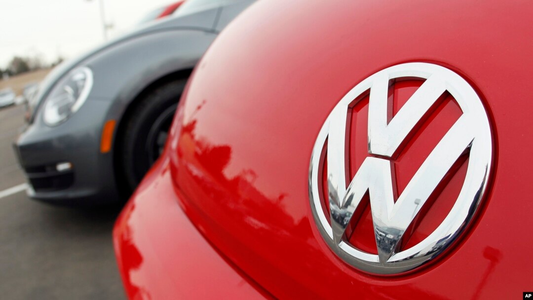 Logo Volkswagen pada model Beetle. 