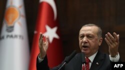 Prezidan Peyi Tiki e lidè Pati Jistis ak Devlopman (AK), Recep Tayyip Erdogan, ki t ap fè yon diskou pandan dewoulman yon rankont reprezantan pati a nan palman nan Gran Asanble Nasyonal Tiki a nan Ankara, madi 5 fevriye 2019 la.