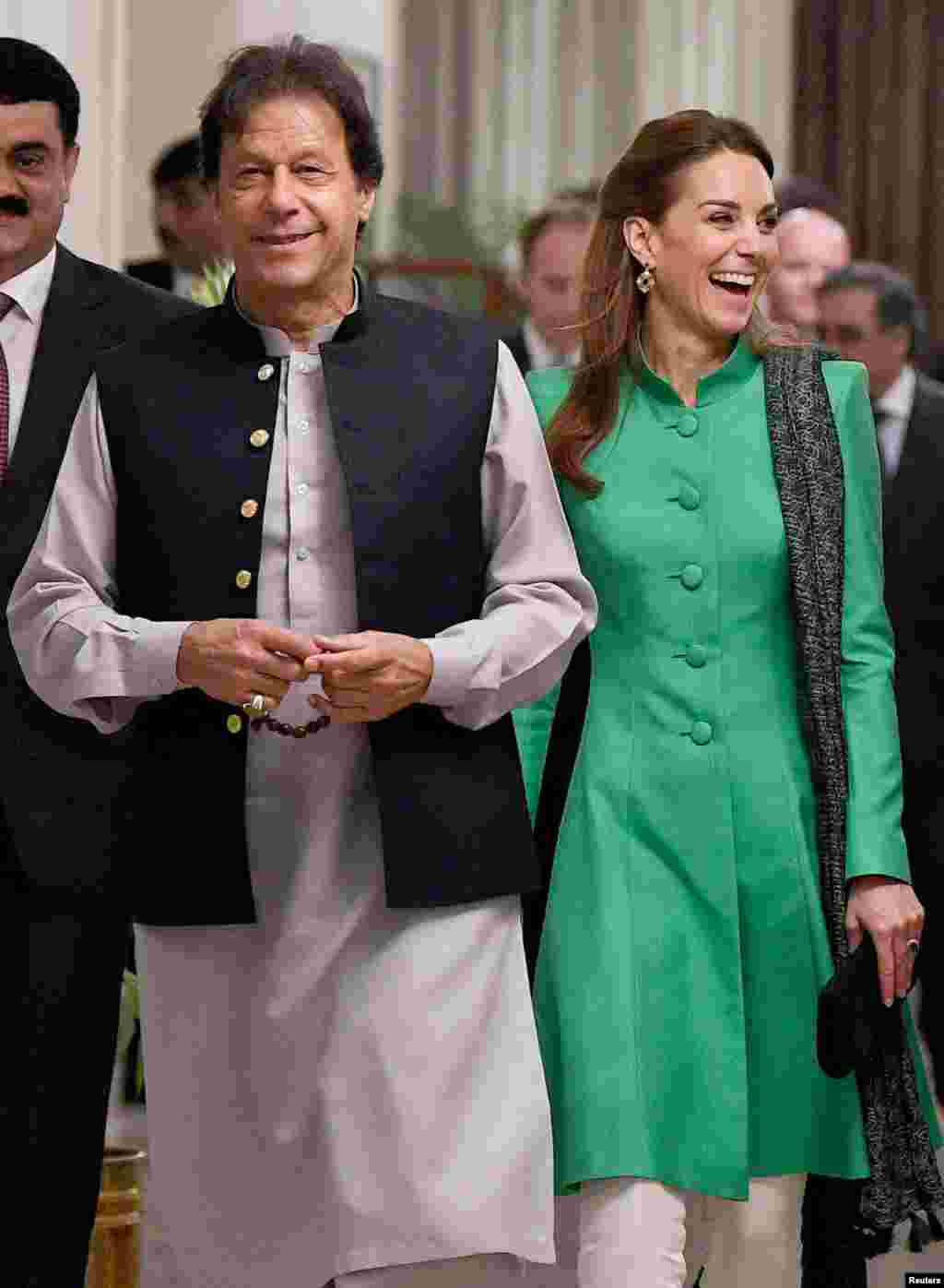 ملاقات کے دوران پاکستان میں برطانیہ کے ہائی کمشنر تھامس ڈریو بھی موجود تھے۔ 