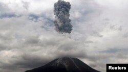 Gunung Sinabung menyemburkan asap hitam dan abu tebal terlihat dari wilayah desa Simpang Empat di distrik Karo, Sumatera Utara, 5 November 2013 (Foto: dok).