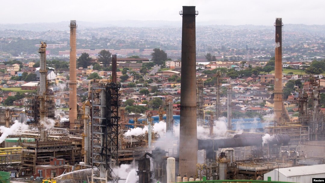 Petugas pemadam kebakaran berupaya memadamkan api yang dipicu oleh ledakan di kilang minyak Engen di Durban, Afrika Selatan, 4 Desember 2020. (REUTERS / Rogan Ward)
