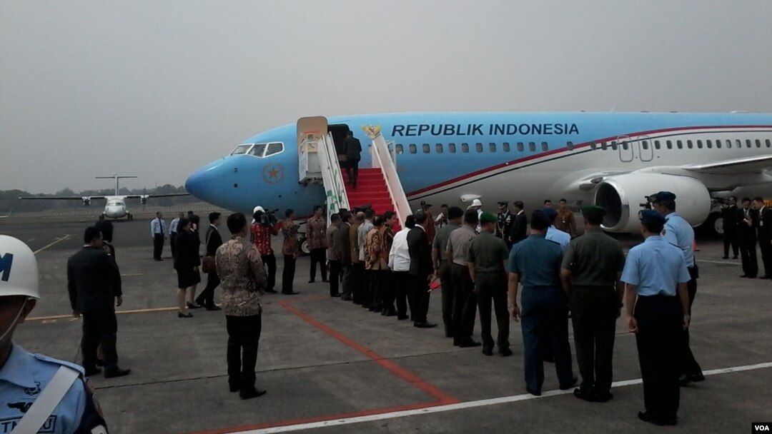 Pesawat kenegaraan bersiap mengantar Presiden Joko Widodo dalam kunjungan ke Timur Tengah (11/9). (VOA/Andylala Waluyo)