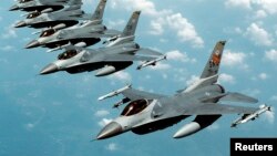 Pesawat tempur F-16 yang disebut Fighting Falcon, produksi perusahaan General Dynamics (foto: ilustrasi). 