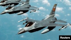 En la imagen, aviones F-16 como el que desapareció en el Golfo de México.