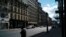 Une rue de Paris pendant les mesures de confinement pour contrer le Covid-19, 18 avril 2020. (AP Photo/Thibault Camus)
