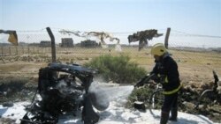 یک مامور آتش نشانی در صحنه انفجار خودرویی در کرکوک (۲۹۰ کیلومتری بغداد). ۲۳ مه ۲۰۱۱
