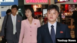 22일부터 광주에서 열리는 UN 청년 리더십 프로그램에 참가하는 북한 청소년과 인솔자들이 21일 인천국제공항을 통해 입국하고 있다.