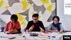 Direktur Eksekutif Amnesty International Indonesia, Usman Hamid (tengah). (Foto: Fathiyah/VOA) 