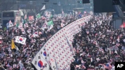 Para pendukung Presiden Korea Selatan yang dimakzulkan, Yoon Suk Yeol, berunjuk rasa untuk memprotes pemakzulannya di Seoul, Sabtu, 11 Januari 20225. (Foto: Ahn Young-joon)