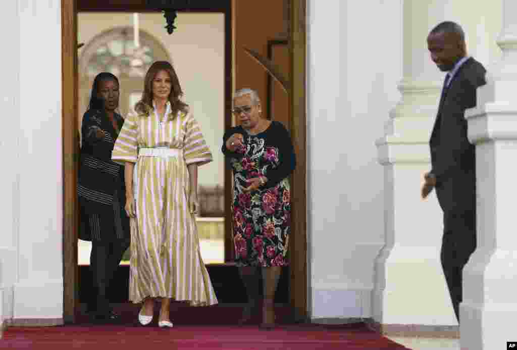 Melania Trump conduzida por Margaret Kenyatta, a mulher do Presidente queniano Uhuru Kenyatta, em Nairobi, Quénia, 5 de Outubro, 2018.