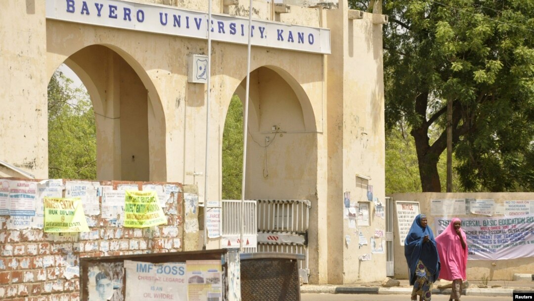 Salah satu gerbang universitas Bayero di Kano, Nigeria (29/4). Kelompok bersenjata menewaskan sedikitnya 15 orang dan melukai 22 orang lainnya di ruang serbaguna universitas itu saat sedang digunakan untuk kebaktian umat Kristen, Minggu lalu.