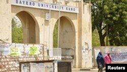 Salah satu gerbang universitas Bayero di Kano, Nigeria (29/4). Kelompok bersenjata menewaskan sedikitnya 15 orang dan melukai 22 orang lainnya di ruang serbaguna universitas itu saat sedang digunakan untuk kebaktian umat Kristen, Minggu lalu.