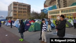 Des milliers de réfugiés vivent dans des tentes au port du Pirée, à Athènes en Grèce, le 17 Mars 2016.