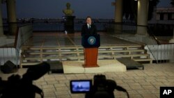 El presidente panameño, Juan Carlos Varela, pronunció su discurso en la televisión con el busto del héroe de la independencia latinoamericana Simón Bolívar en el fondo.