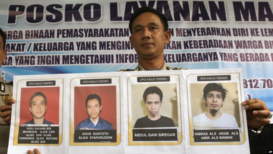 Juru bicara kepolisian Sumatera Utara, Kol. Raden Heru Prakoso memperlihatkan foto-foto buron teroris yang melarikan diri dari penjara Tanjung Gusta (16/7). Kepolisian RI kembali melancarkan perburuan segera untuk menangkap kembali sekitar 100 napi yang kabur dari rutan di pulau Batam, 17 Juli 2013.
