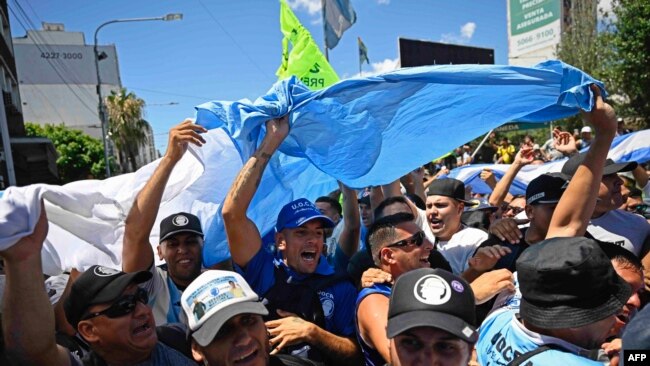 Miembros de sindicatos y organizaciones sociales intentan cruzar el puente Pueyrredon mientras miembros de la Policía Federal lo custodian, en medio de un paro nacional contra el gobierno de Milei, en Avellaneda, Provincia de Buenos Aires, Argentina, el 24 de enero de 2024.