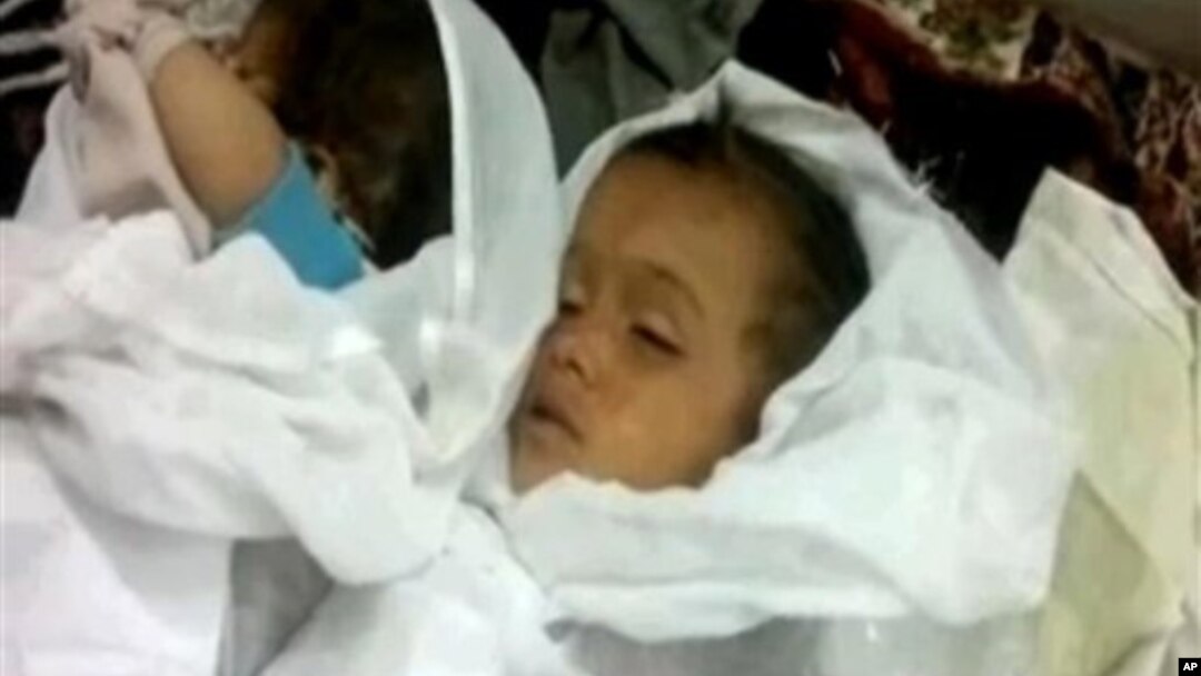 Foto dari Sham News Network memperlihatkan jenazah anak-anak Suriah korban pembantaian di Mazraat al-Qubair, Hama (7/6).
