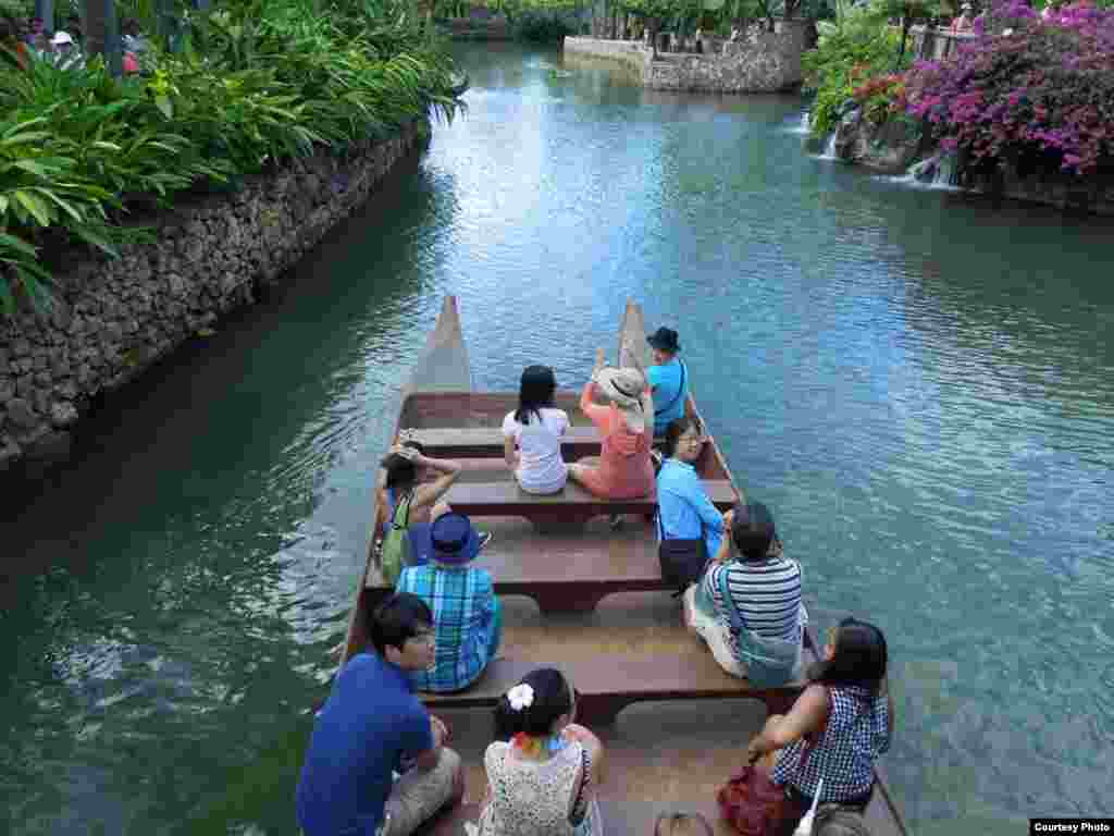 Thư giãn theo đò trong Polynesian Cultural Center.