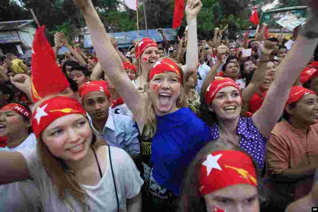 4月1日在仰光缅甸全国民主联盟的总部前，选举结果在屏幕上显示出来时，昂山素季的支持者们高声欢呼