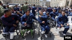 Soldados colombianos lesionados por minas participan en una protesta en Bogotá.